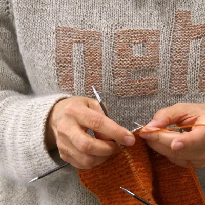 Hände mit Strickzeug