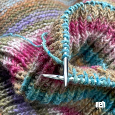 Strickzeug auf Stricknadeln